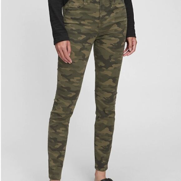 New GAP Camo High Rise Pants - Picture 2 of 3